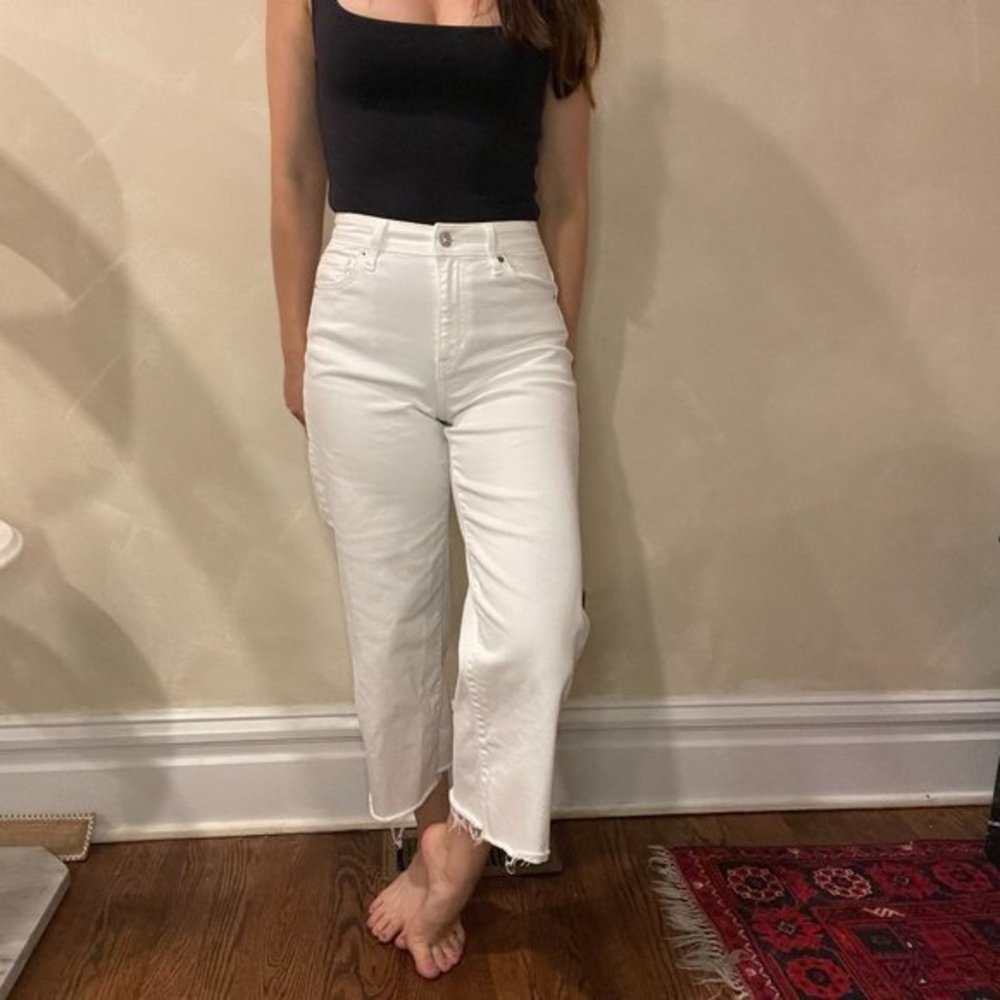 Uniqlo High Rise Wide Cropped White Jeans in Size 26